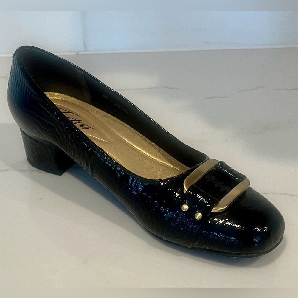 Trotters Doris Signature Low Heel Pump Black Croc 8M Leather